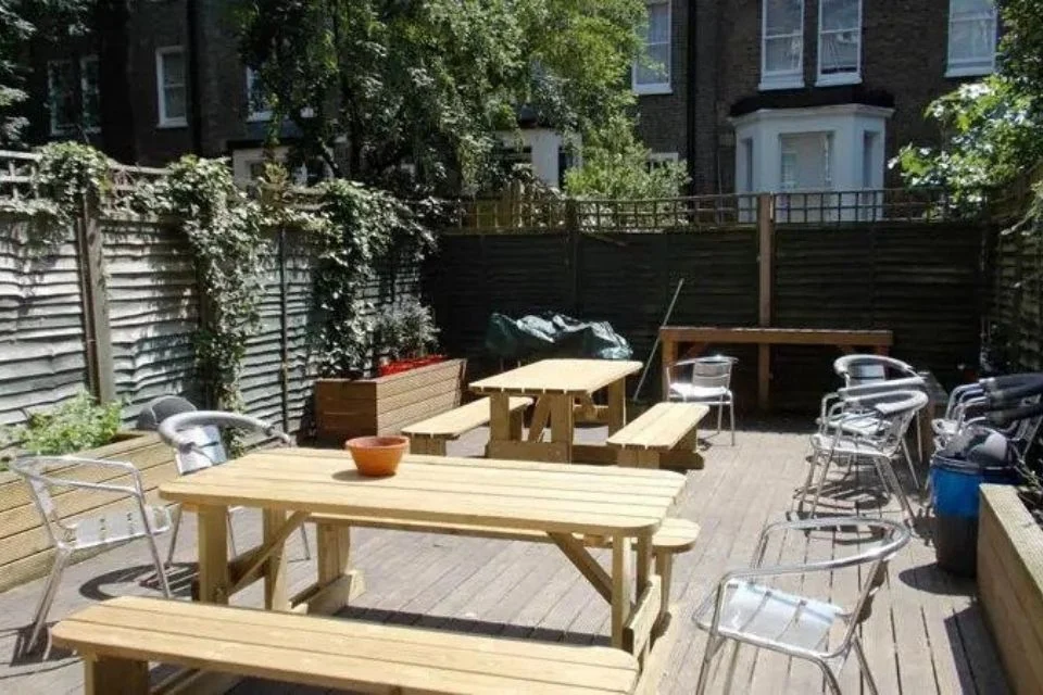 barmy-badger-backpackers