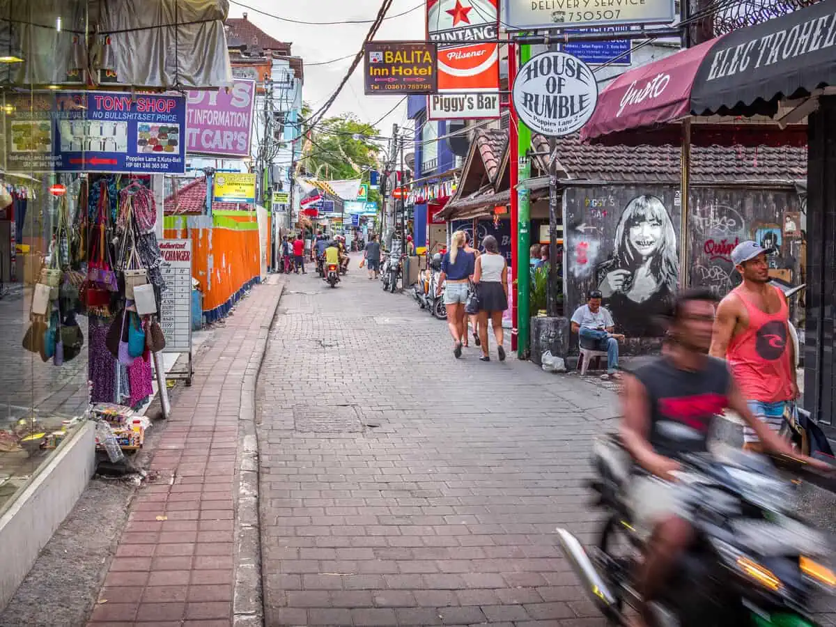 busy street in kuta popular with pickpockets
