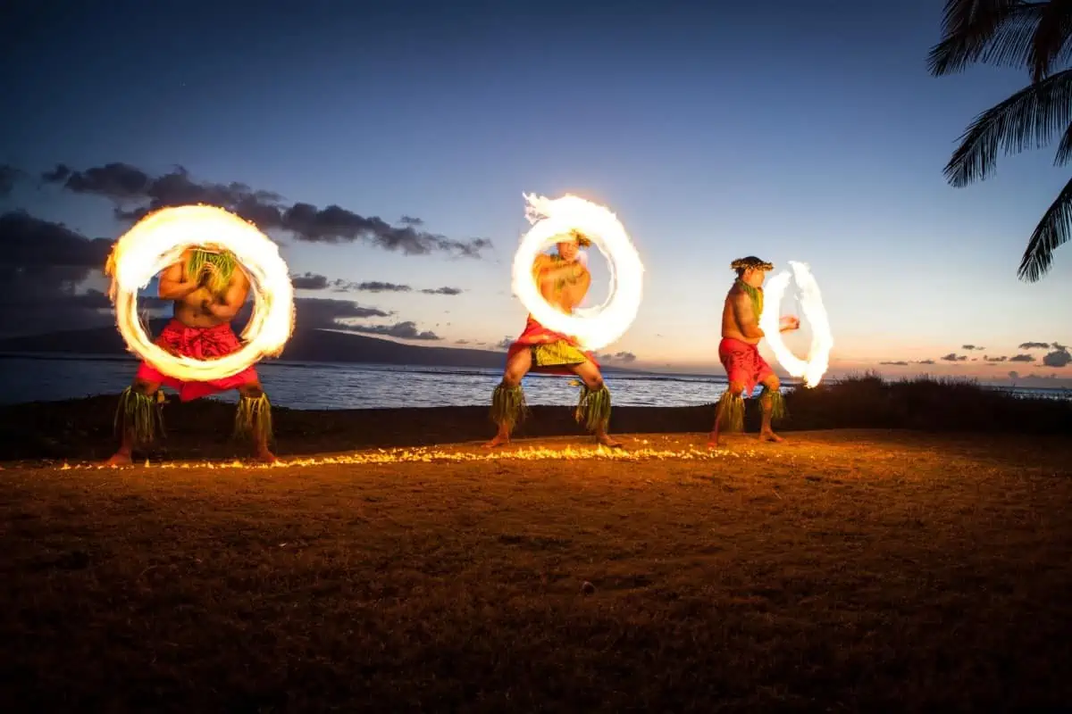 Hawaiian-FIre-Dancers-at-the-Ocean