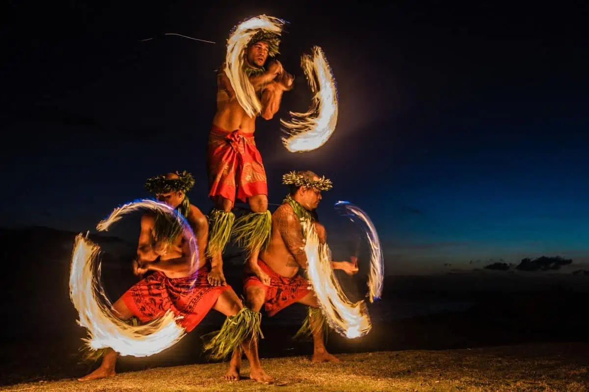 Hawaiian-Fire-Dancers-at-Beach