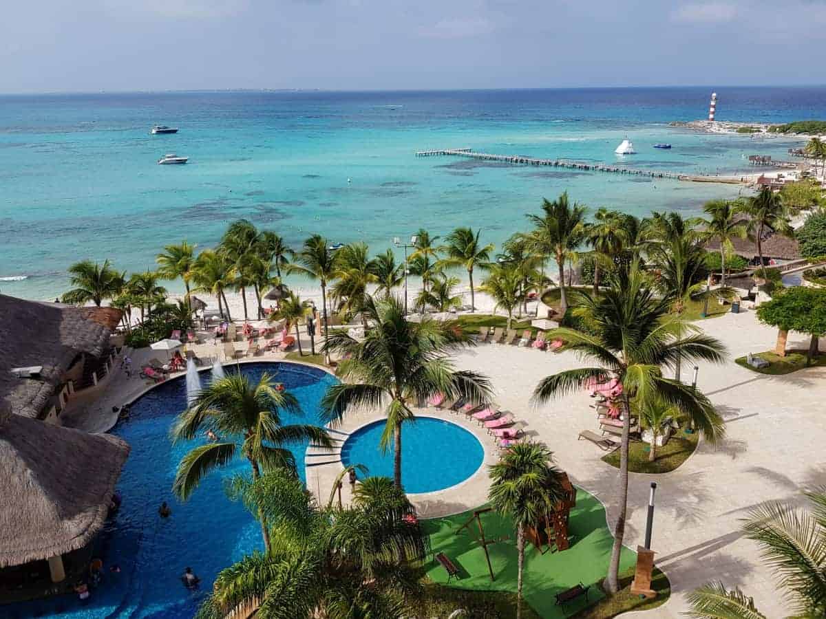 Hotel-Outdoor-Pool-in-Cancún