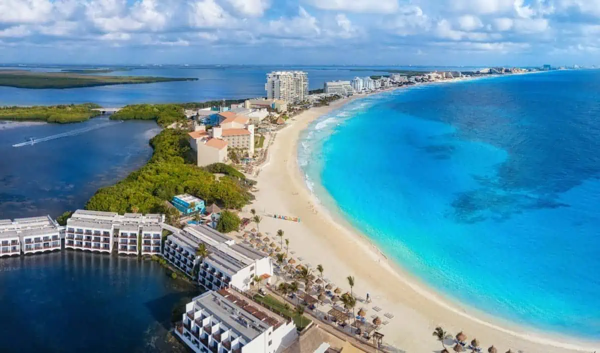 Lagoon-and-Beach-of-Cancun