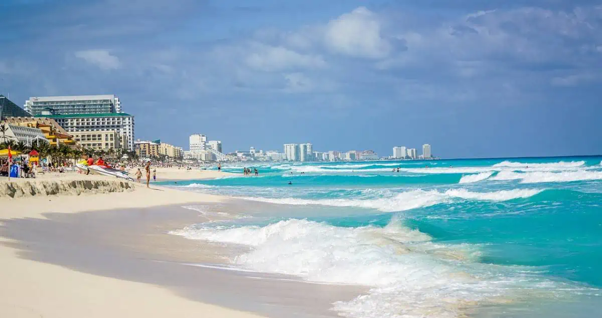 People-Enjoying-on-Cancun-Beach