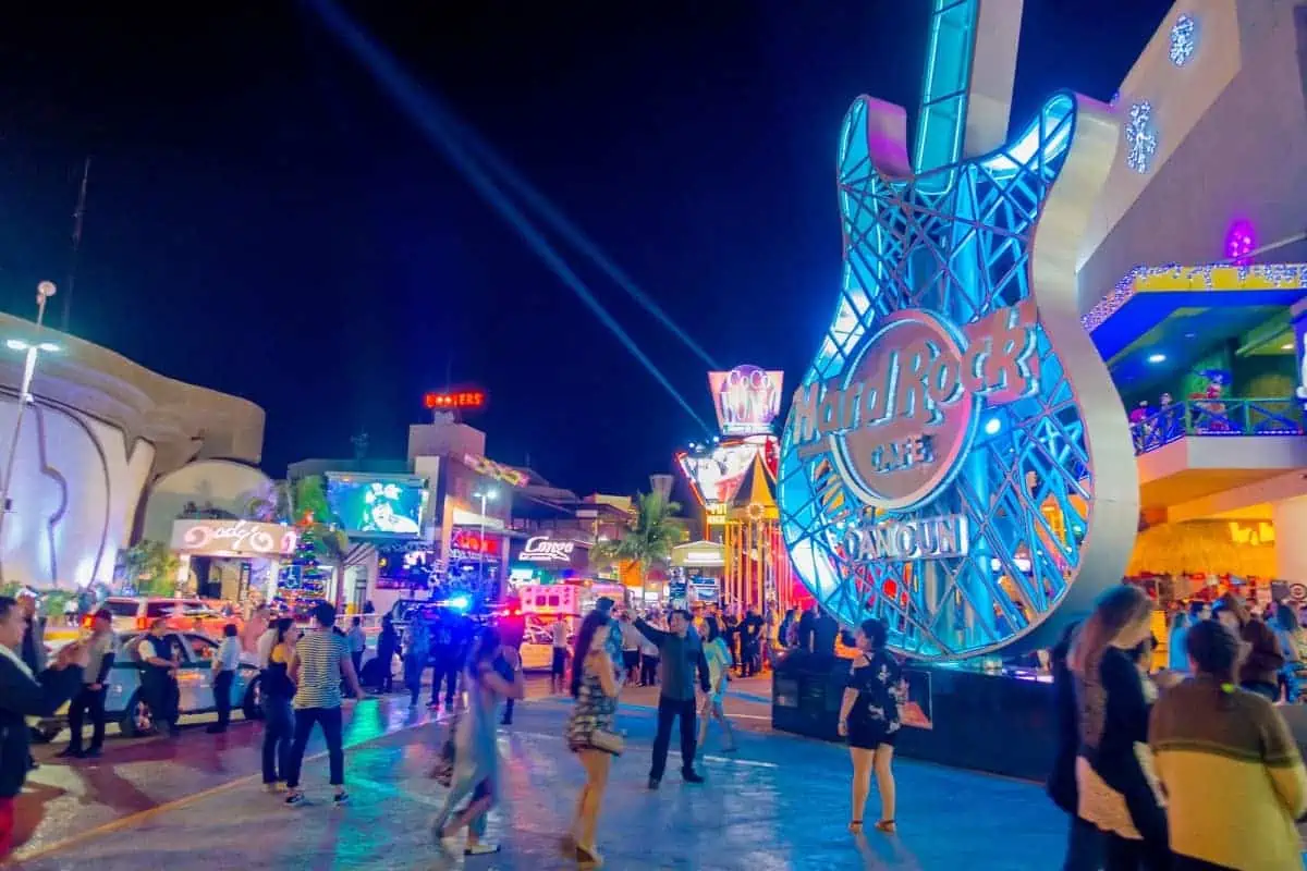 People-Enjoying-outside -of-Hard-Rock-Cafe-Cancun