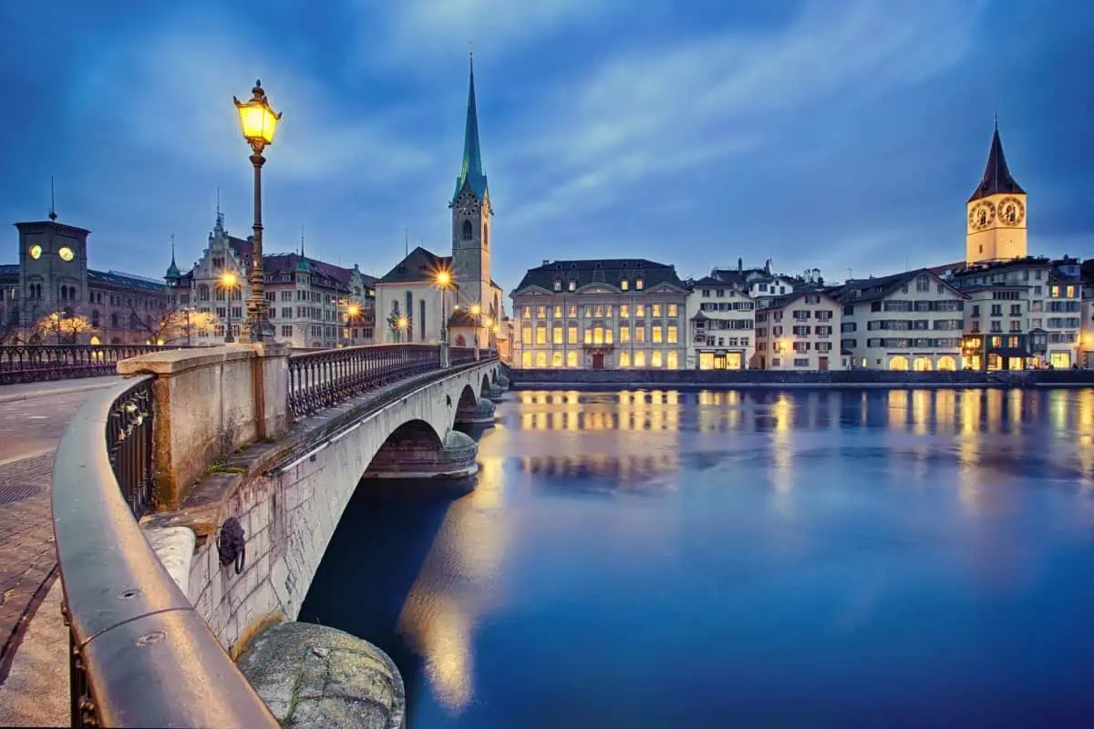 A-Beautiful-Night-View-of-Zurich-Switzerland