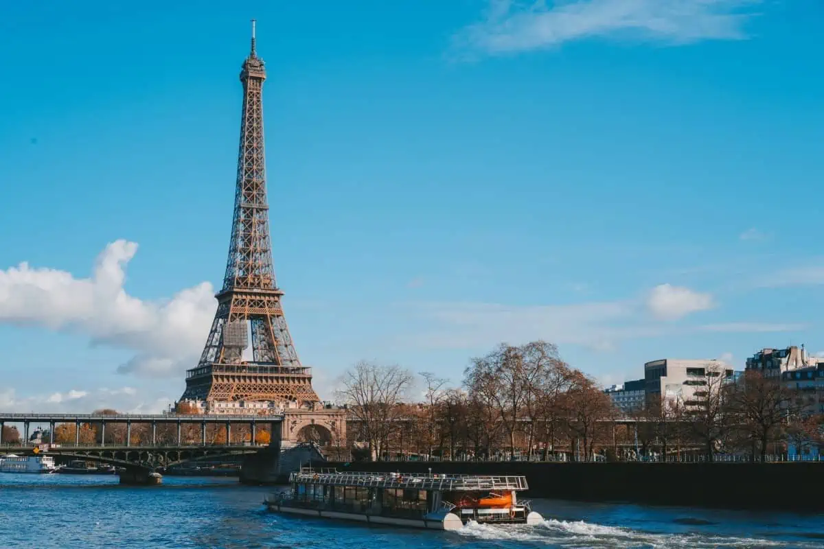 Best-Hotels-with-view-of-The-Eiffel-Tower