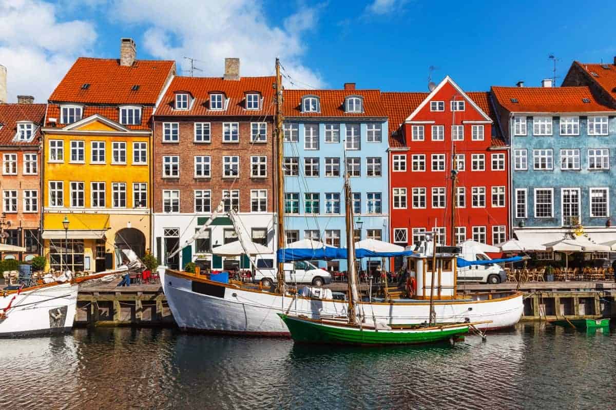 Colorfull-Buildings-in-Copenhagen-Denmark