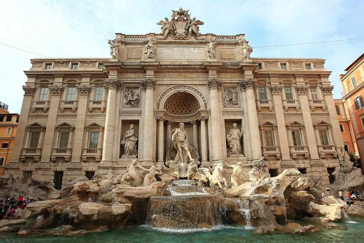 Crowded-Tourist-at-Trevi-Fountain-Rome