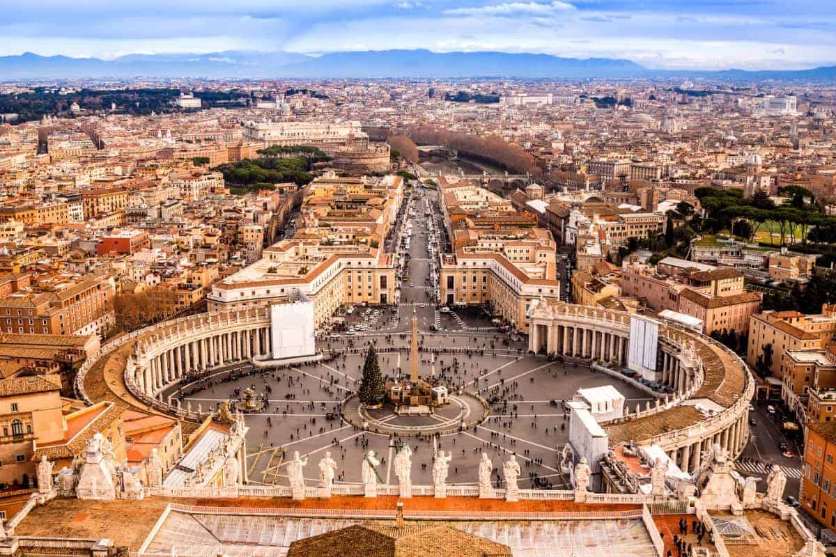 Famous-Saint-Peter's-Square-in-Rome