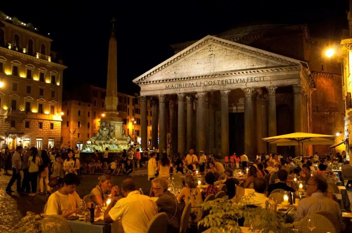 The-Pantheon-at-Night-in-Rome
