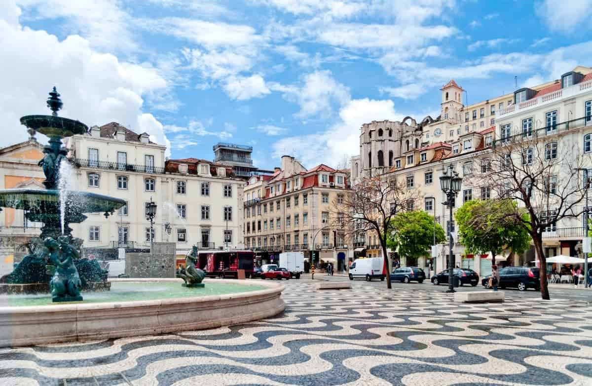 Fountain-on-Rossio-Square-in-Lisbon