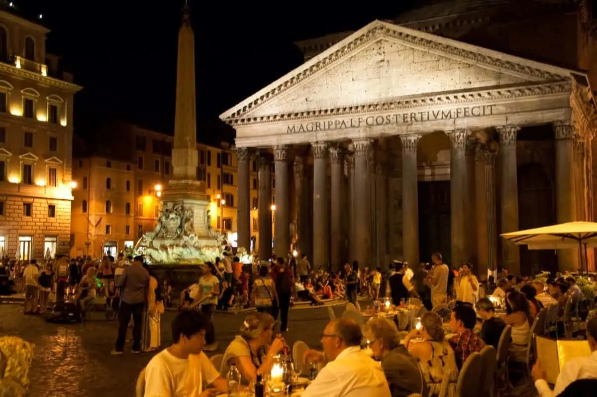 Pantheon-at-Night-in-Rome