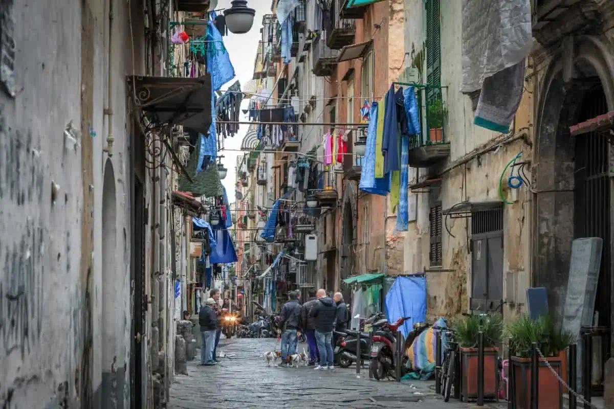 Peoples-at-the-Alley-of-Naples
