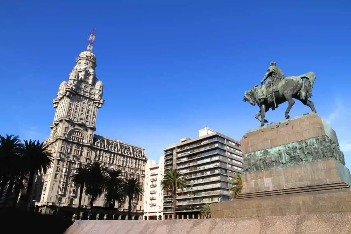 Plaza-Independencia-in-Montevideo