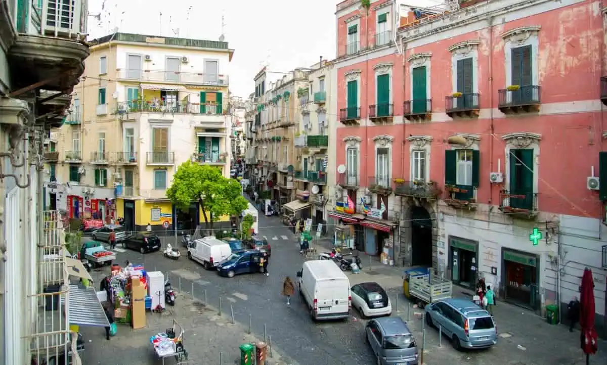 The-Crowded-Street-of-Naples