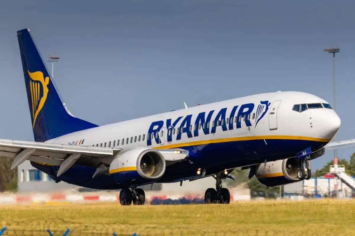 Ryanair-Aircraft-Landing